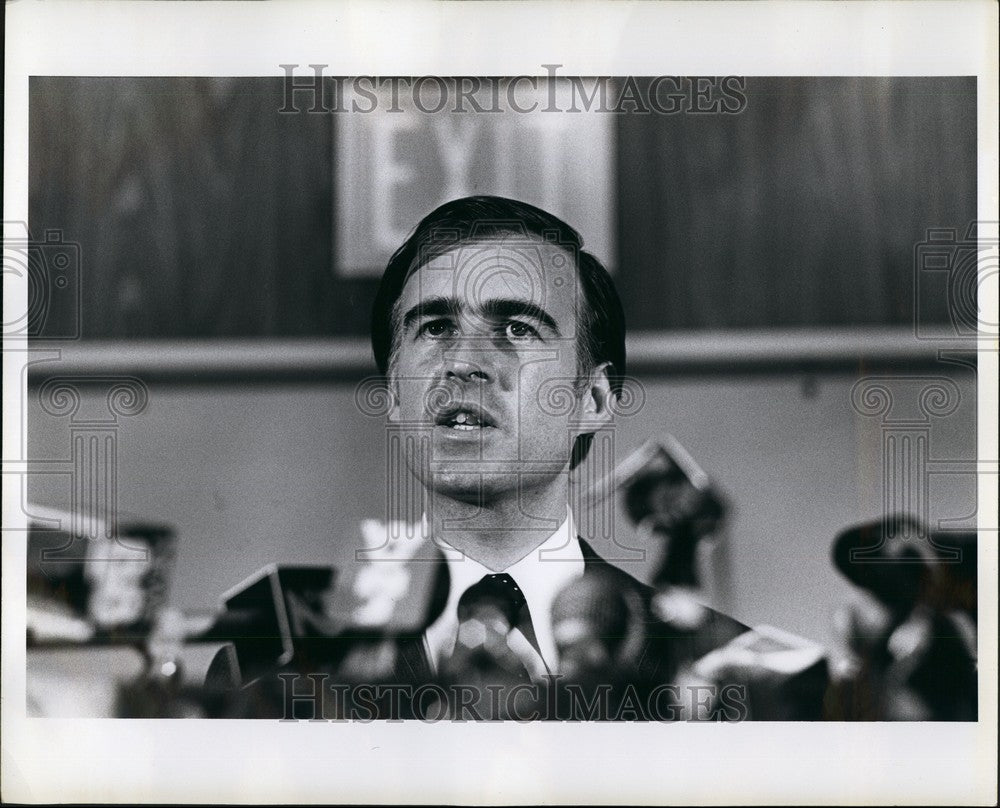 1976 Press Photo Gov Jerry Brown at NY Hilton Natl. Democratic Convertion - Historic Images