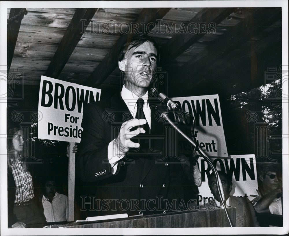 1979 Press Photo Jerry Brown at the Strafford Country Pickn Hellenic Center - Historic Images