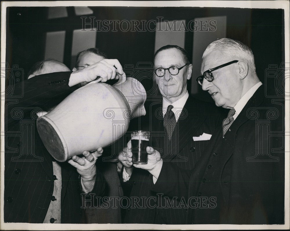 1953 Press Photo "Cake and Ale" ceremony at Stationer's Hall on Ash Wednesday - Historic Images
