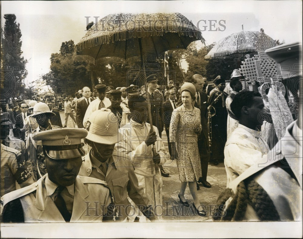 1965, the Queen walks with Prince Philip to the Liberation Monament. - Historic Images