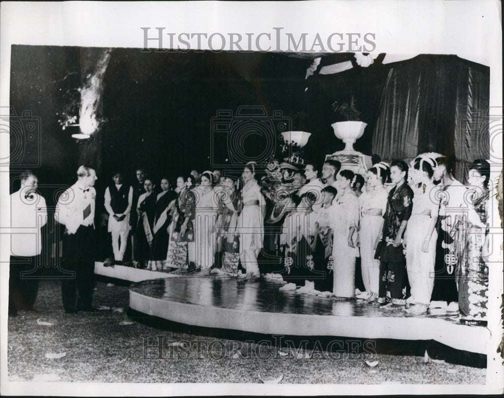 1956 Duke of Edinburgh in Malaya,communal dances in Kuala Lumpur - Historic Images