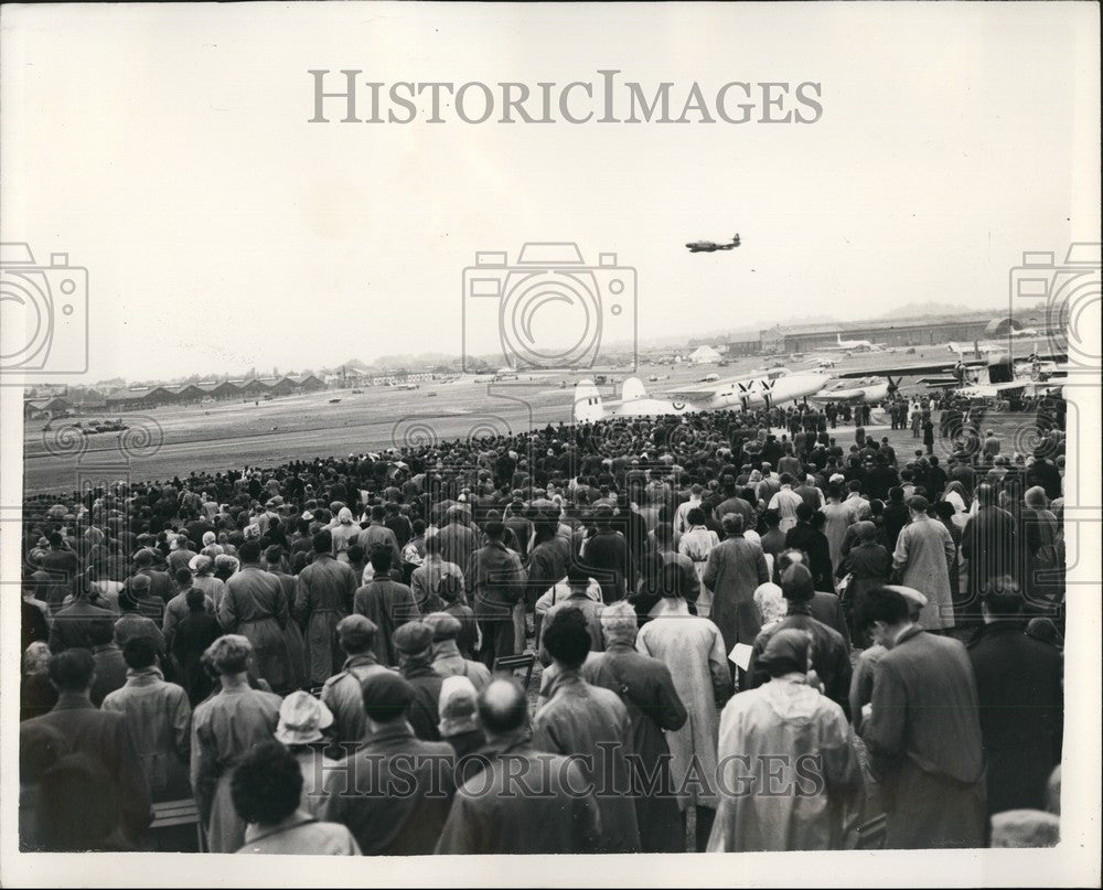 1954 The Farnborough Air Display in England - Historic Images