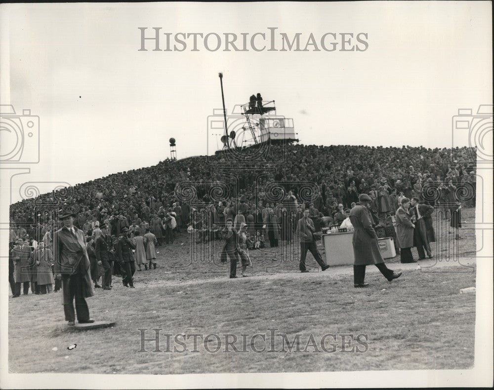 1954 Crowds at The Farnborough Air Display - Historic Images