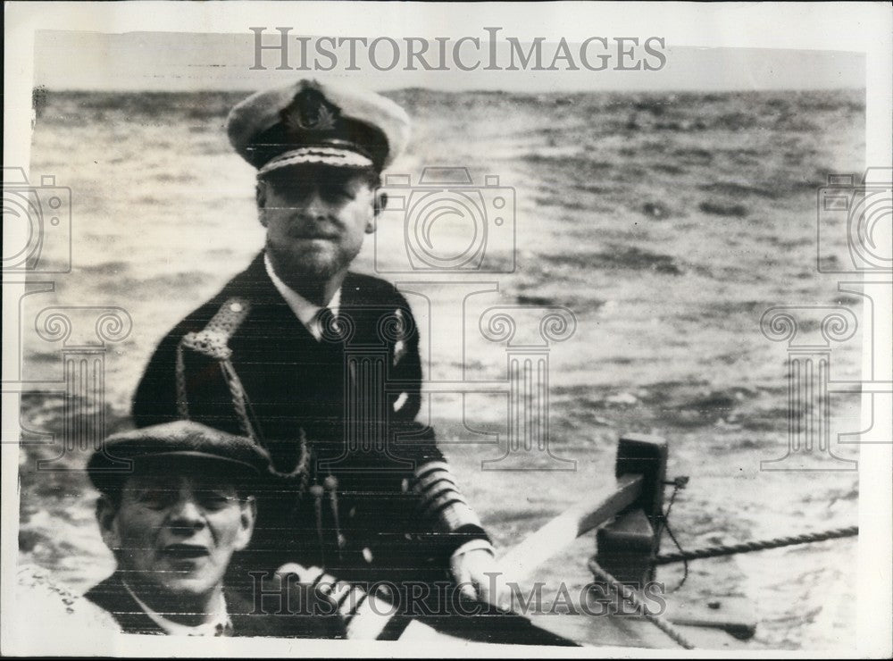 1957 Press Photo The Duke Of Edinburgh,takes the tiller of the longboat &quot;Lorna&quot; - Historic Images