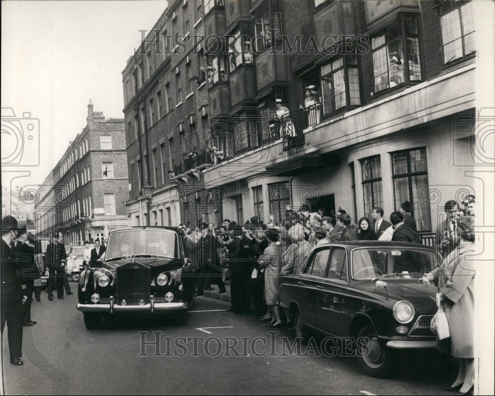 1963 Press Photo Nurses watch the Queen leaves the hospita after a visit.-Historic Images