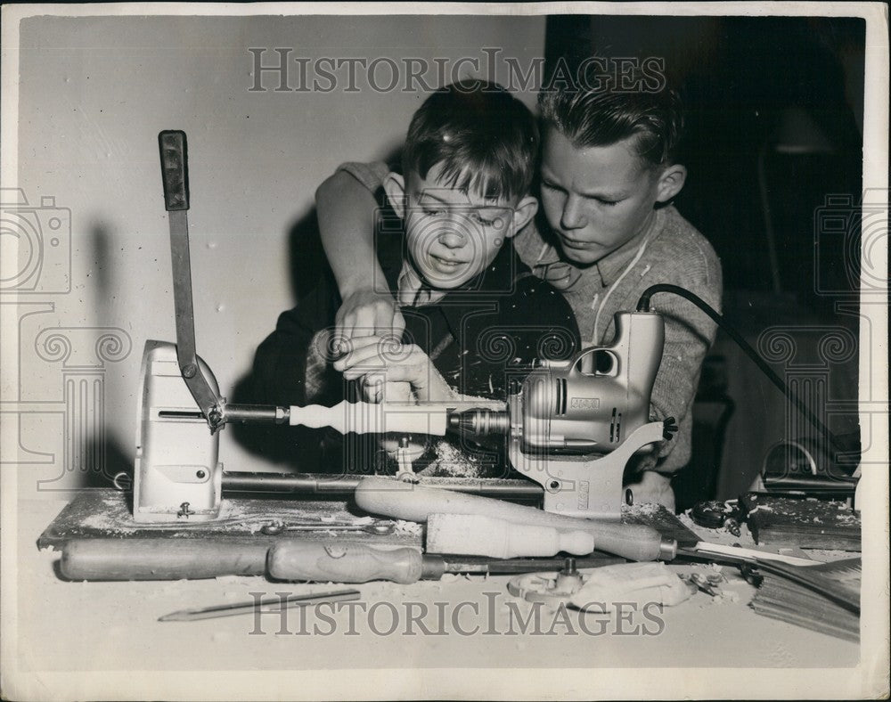 1952 Press Photo Derek Martin Wood Turner At Model Engineer Exhibition-Historic Images