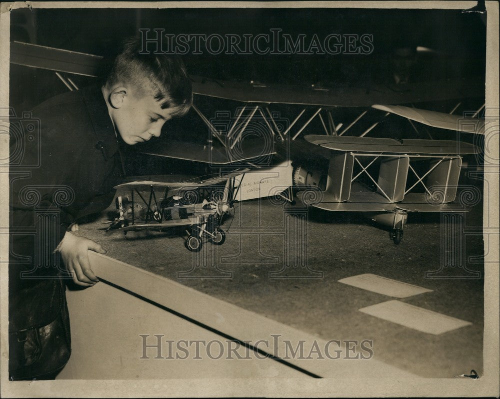 1952 Press Photo Davis Willars Preparing For Model Engineer Exhibition - Historic Images