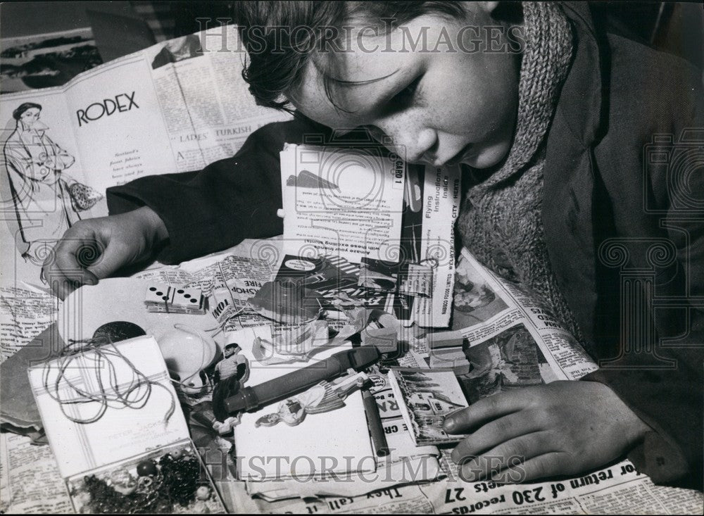 Press Photo Peter Boyce looks at the contents of his bundle - KSB58685 - Historic Images