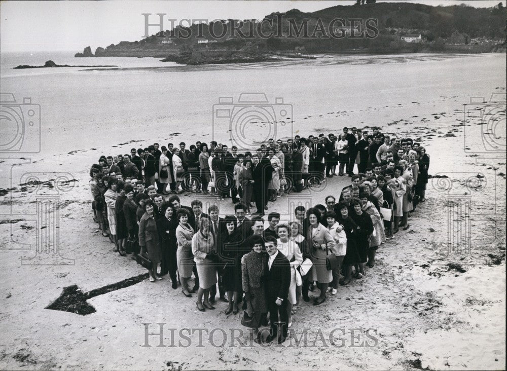 1964 Press Photo 66 Couples On Jersey Honeymoon Island In Channel Isles-Historic Images