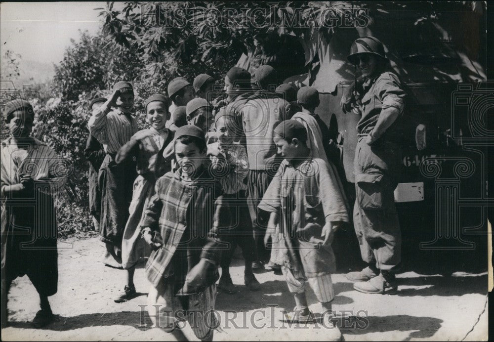 1956 French Soldier that Was A Teacher A Civilian With Students - Historic Images