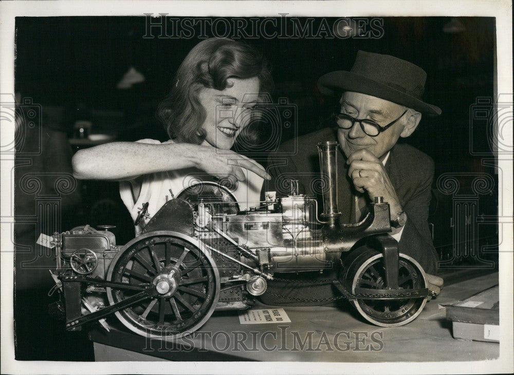 1956 Press Photo Model Model Engineer Exhibition - Historic Images