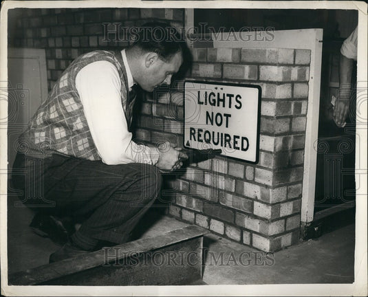 1956 Press Photo this 'Supadynamic" cartride operated tool, demonstration - Historic Images