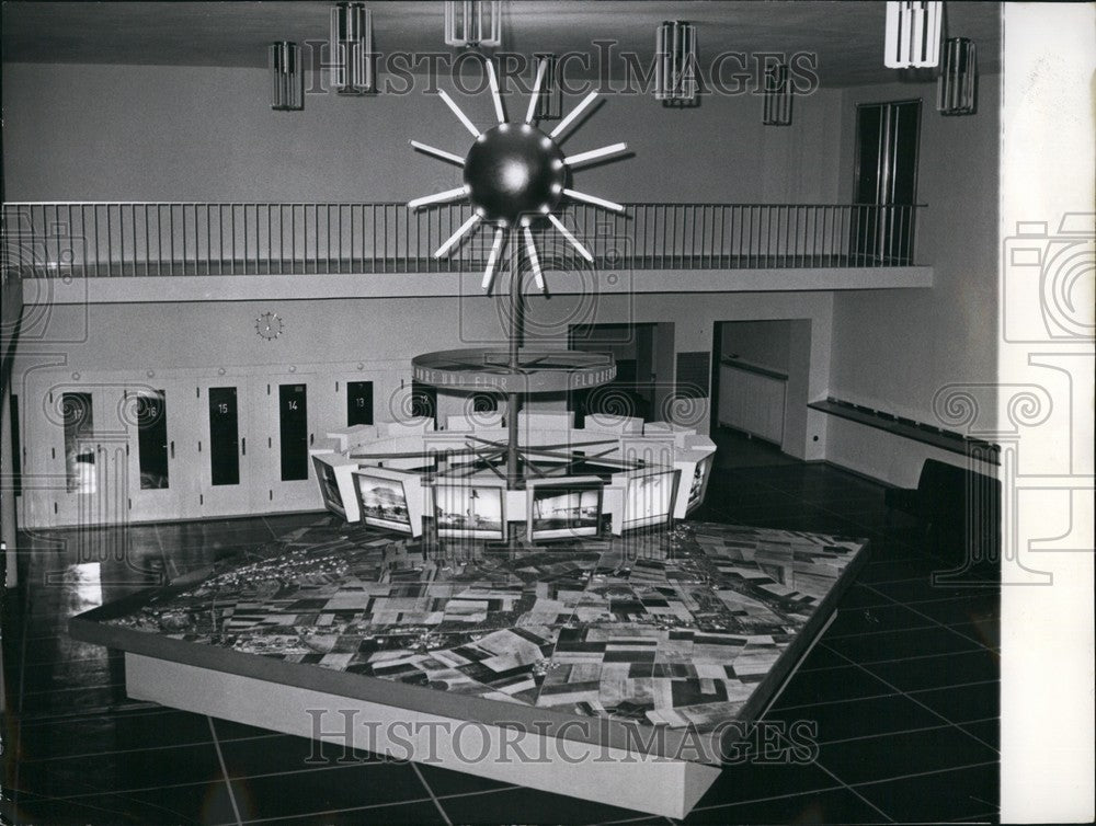 1958 Press Photo a ball sticked with neon valves, directs its light at air-map - Historic Images