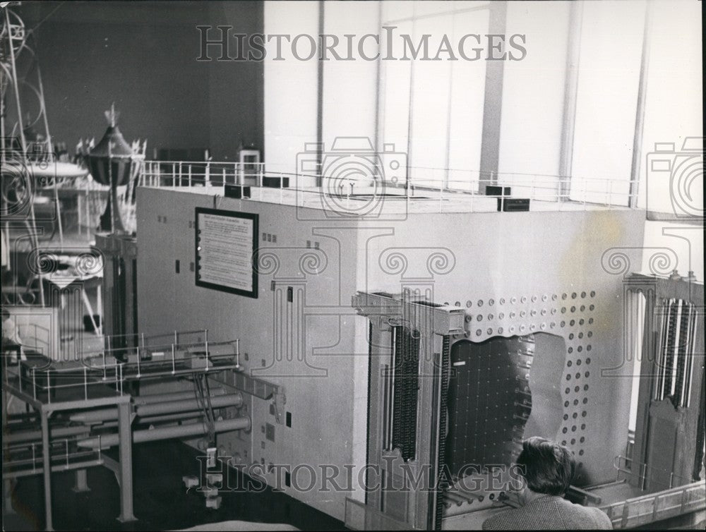 1953 British atomic pile at the industrial exposition - Historic Images