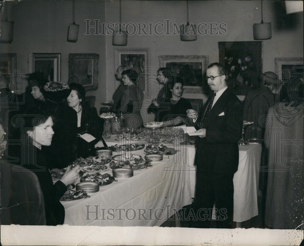 1950 Press Photo Sherry party at the Leicester Galleries - KSB58827 - Historic Images