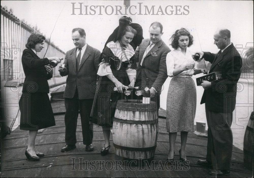 1955 Press Photo barge specially freighted by the &quot;Friends of French Wine&quot; - Historic Images