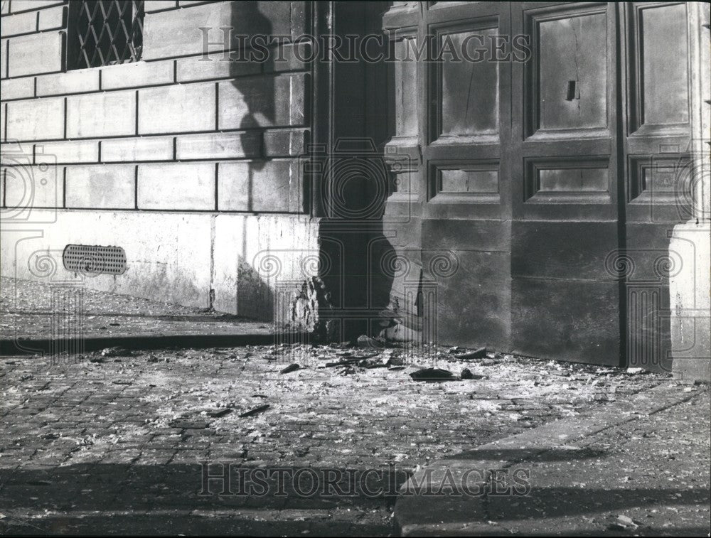 1965 Press Photo entrance door of Cendarmery in the Vatican City that was bombed - Historic Images