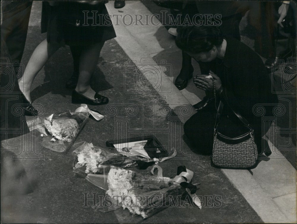 1954 Japanese Woman Praying for her son killed in a Crash - Historic Images