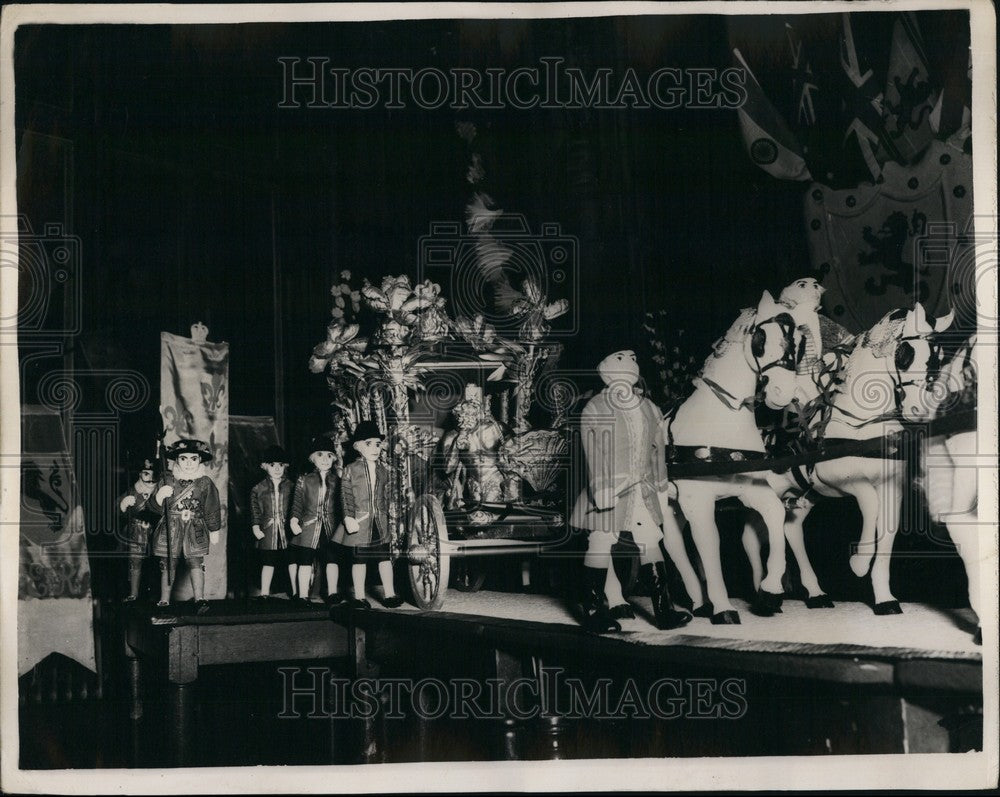 1953 Replica of Coronation Coach On Show - Historic Images