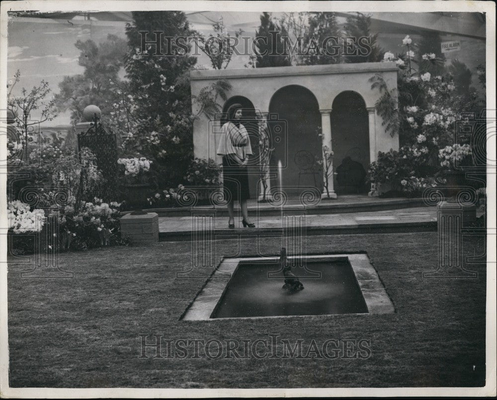 1953 Press Photo Garden display by whitelegg Gardens - KSB58995 - Historic Images