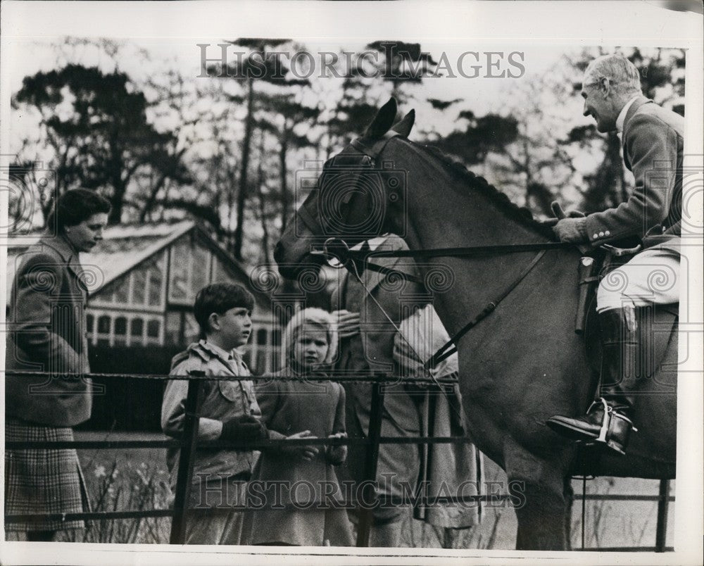 1957 Press Photo Prince Charles and Princess Anne meet the hunt - KSB59071-Historic Images