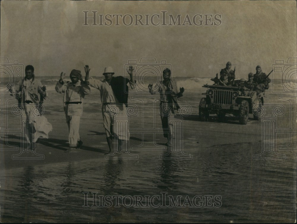 1956, Egyptian prisoners captured by French - KSB59117 - Historic Images