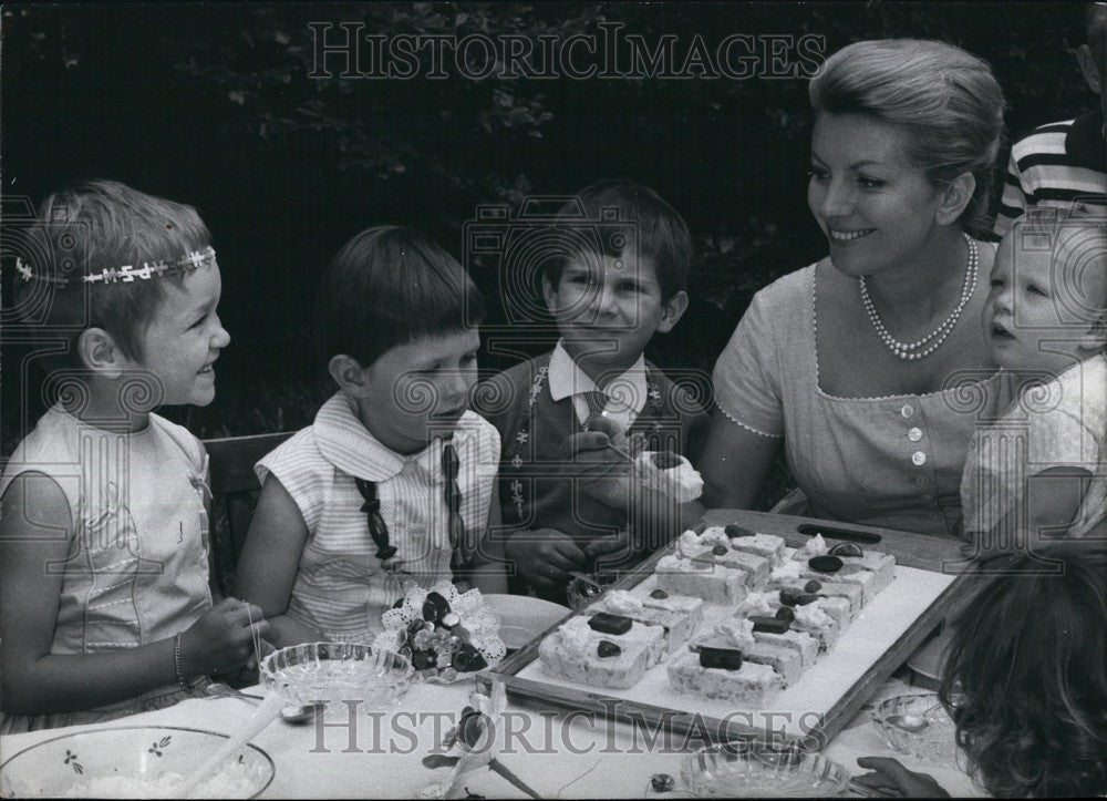 1962 Press Photo Actress Erica Beer Gives Party For Children - KSB59283-Historic Images