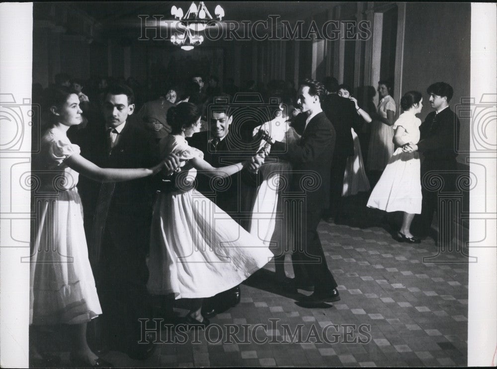 Press Photo Weekend Dance in Student's Hall - Historic Images