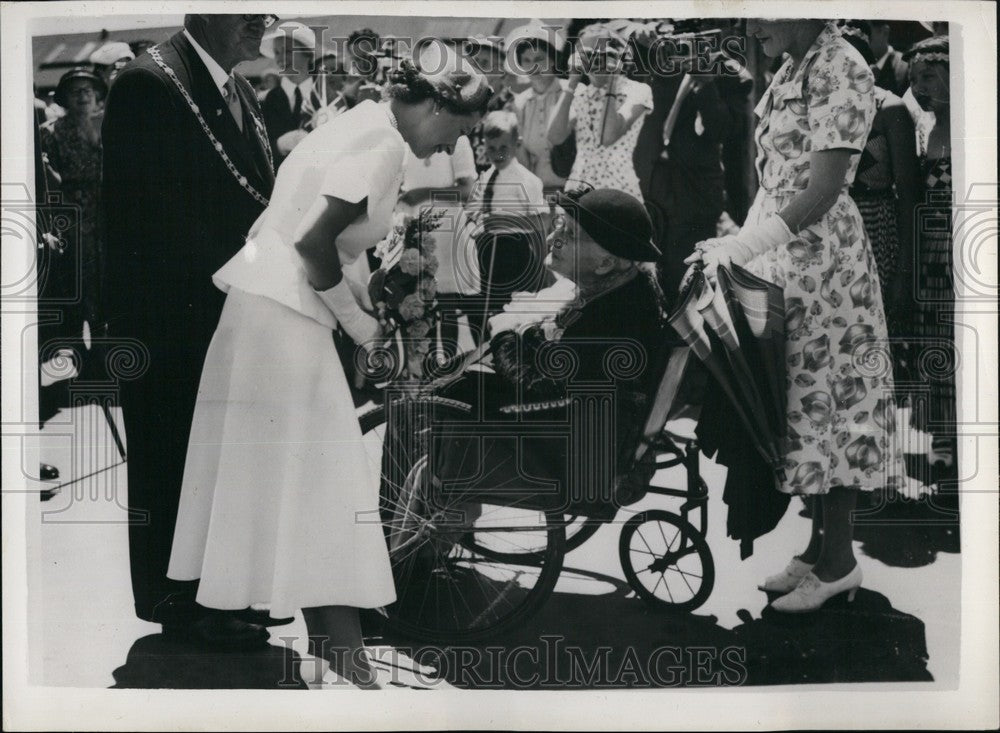 1954 Press Photo H.M. The Queen stops To Chat With Elderly Lady In Wheelchair-Historic Images