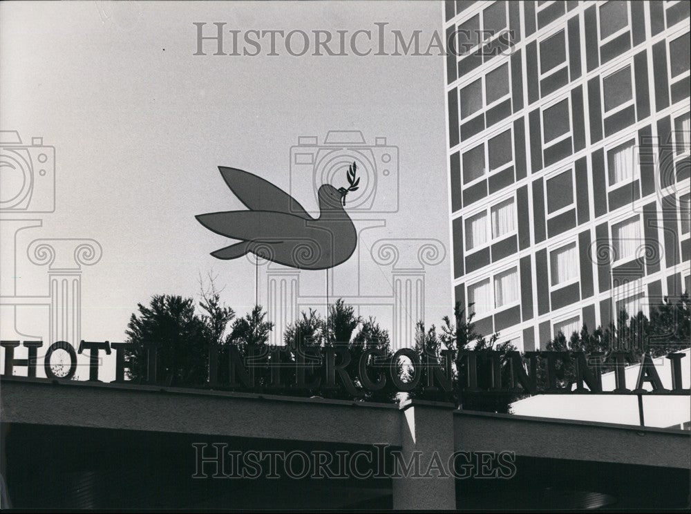 1991 Press Photo Peace Pigeon Placed On Roof Where Peace Talks Were In Geneva - Historic Images