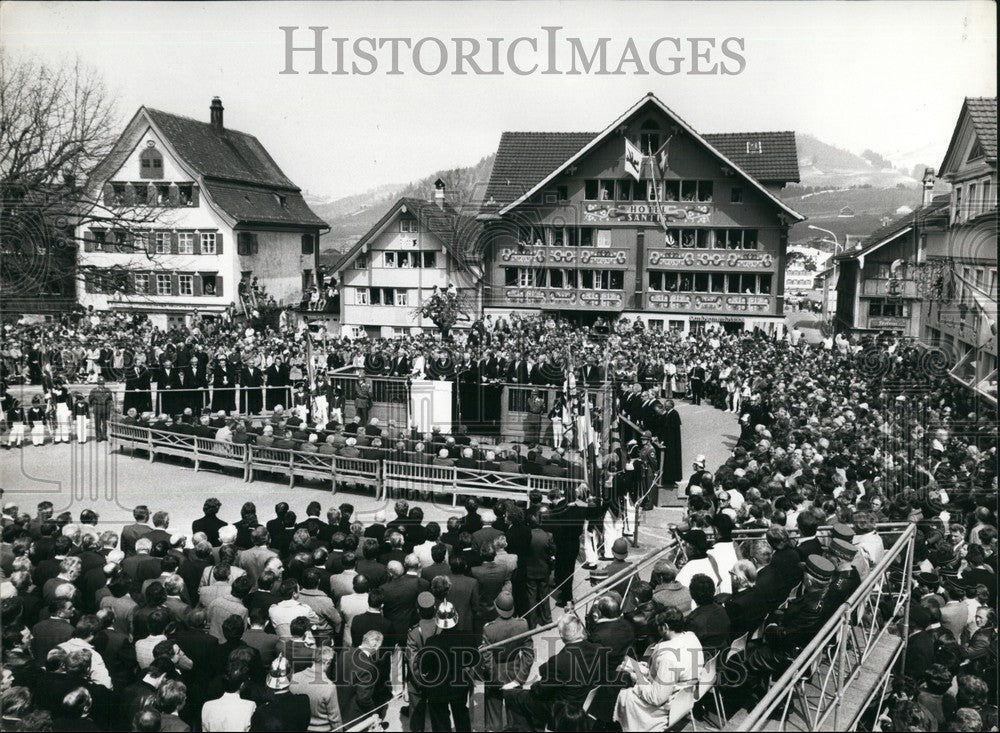 1982, Traditional Swiss Votings &quot;Landsgemeinde&quot; - KSB59365 - Historic Images