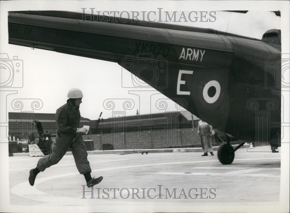 1959 2nd Lt. Barry Lynch Breaks Record In &quot;Daily Mail&quot; Air Race - Historic Images