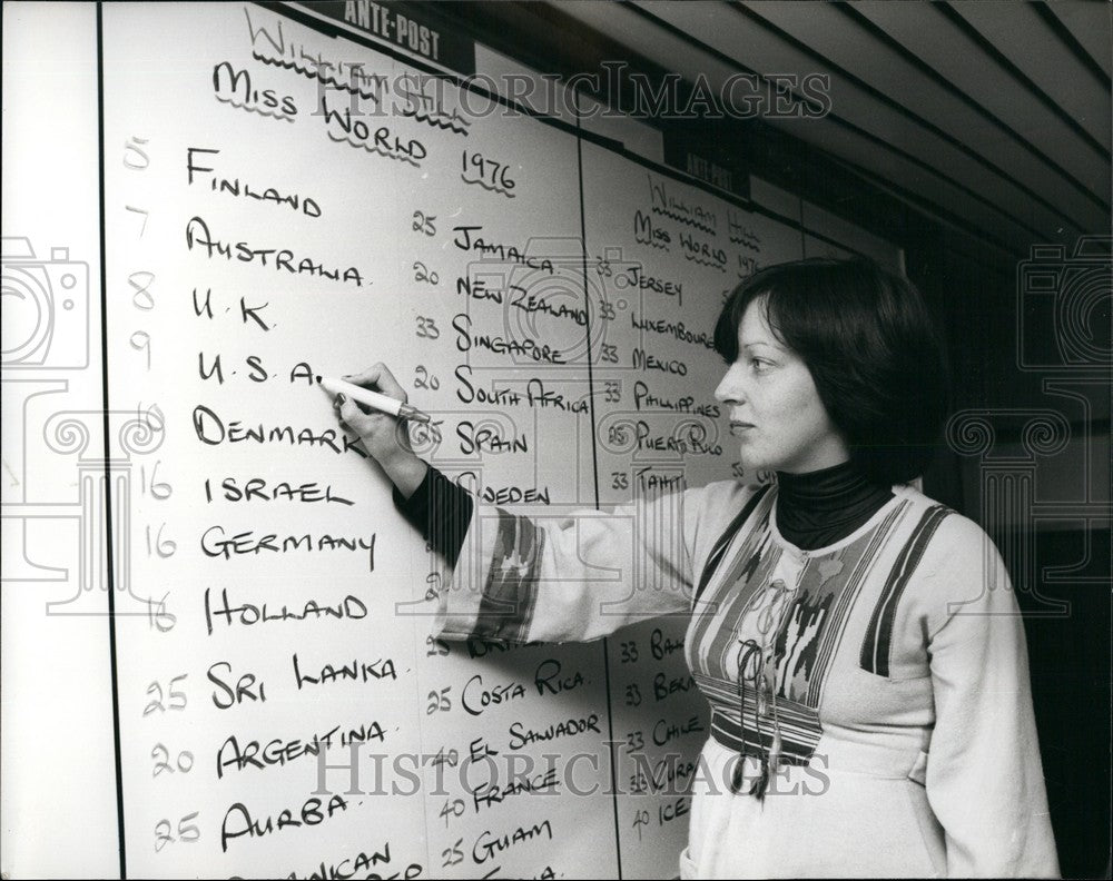 1976 Press Photo Latest Betting Prices For Miss World Contest - Historic Images