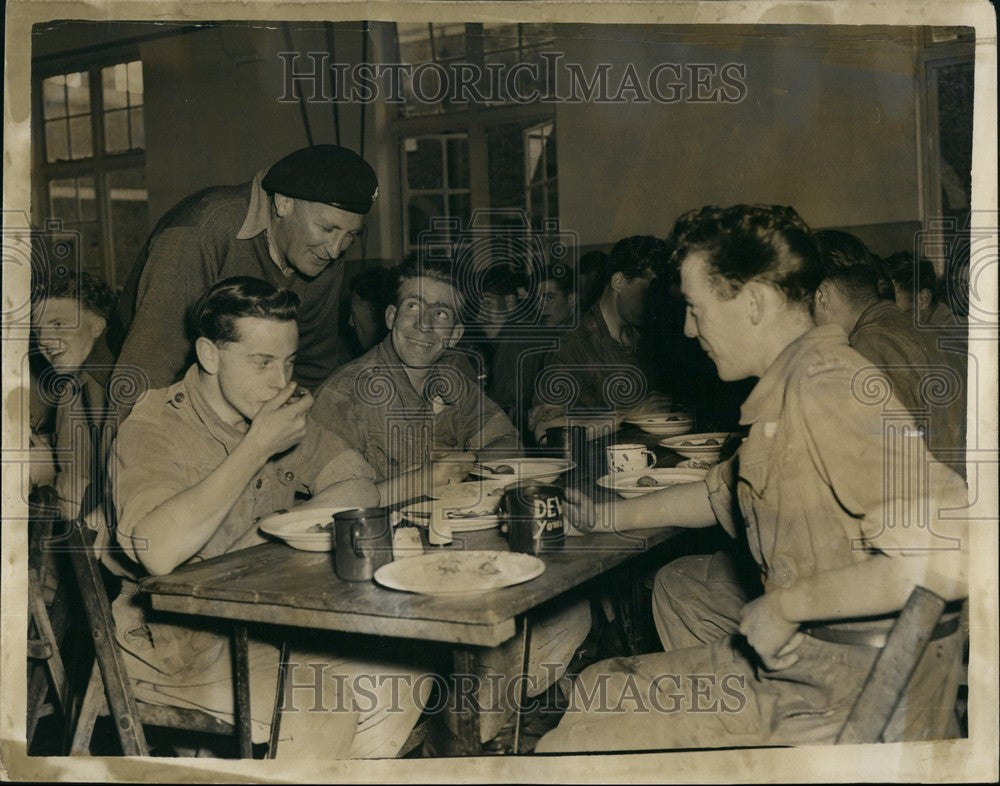 1956 Press Photo Men of the Oxford and Bucks Light Infantry readyfor Suez crisis - Historic Images