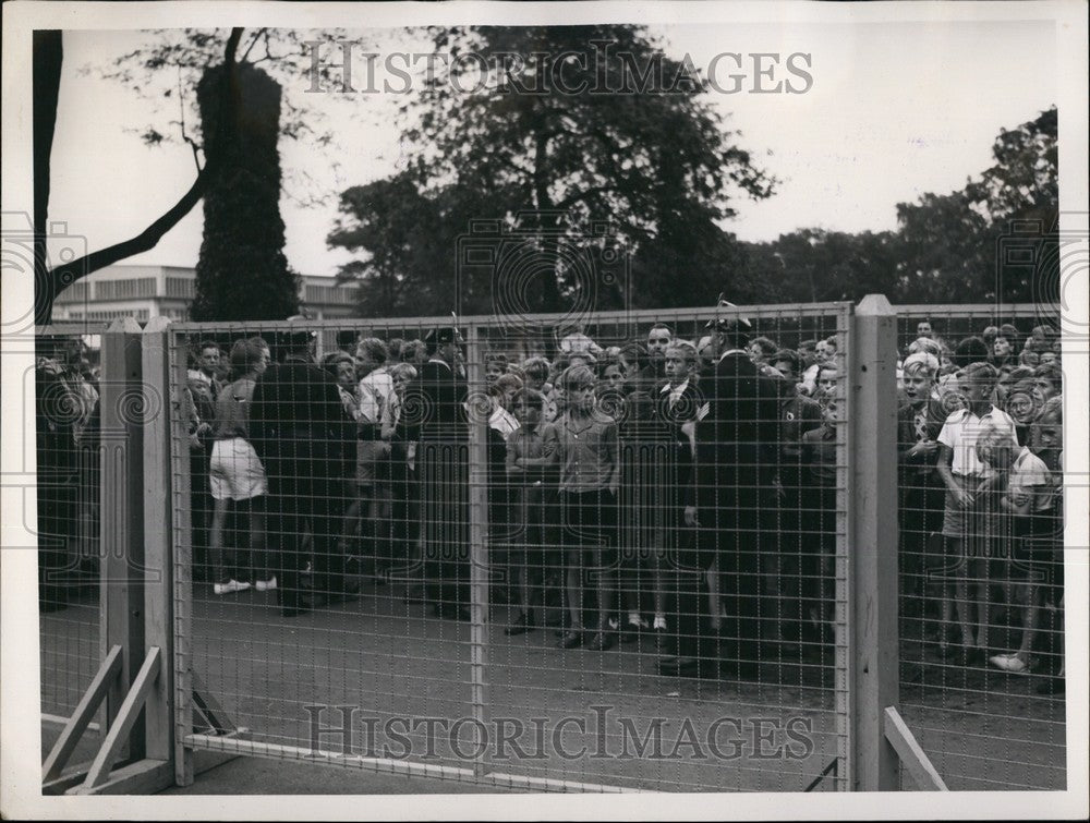 Press Photo 5000 children fighting &quot;Indian&quot; tribe in an exhibition - Historic Images