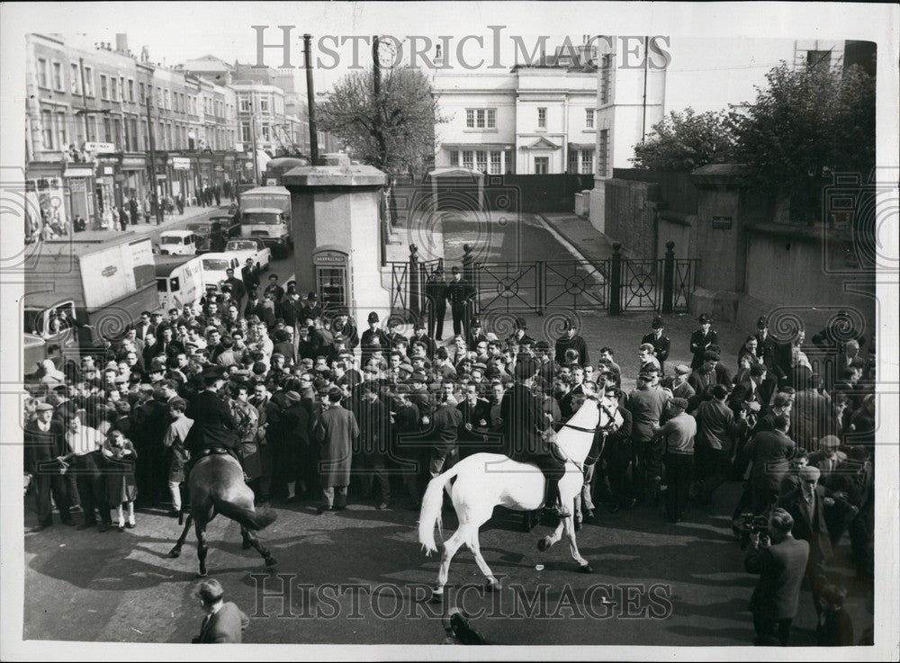 1959 Crowd at Pentonvilie  Prison for execution of Ronald Marwood - Historic Images