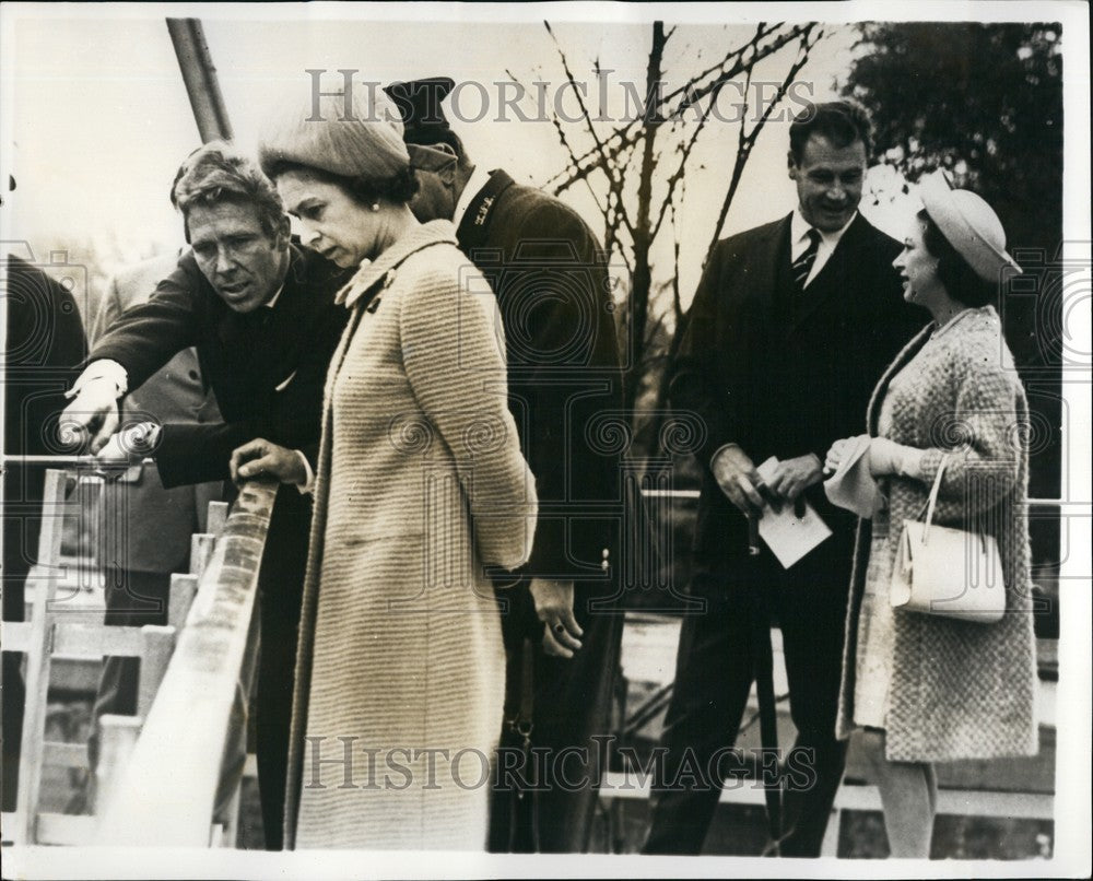 1967, The Queen &Queen Elizabeth visit London Zoo - KSB59755 - Historic Images