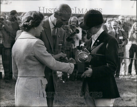 1971 Press Photo The Queen with Princess Anne wins European Trophy - KSB59789-Historic Images