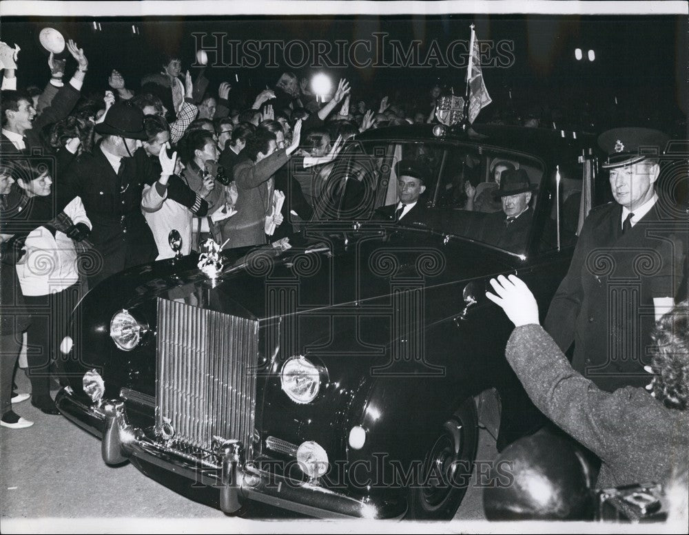 1964 Press Photo Crowds Cheer the Queen on her return from Canada - KSB59837 - Historic Images