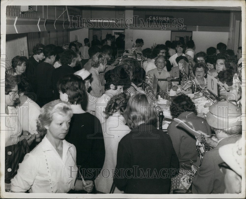 1962, G. and A. stores throughout the London area. summer sales - Historic Images