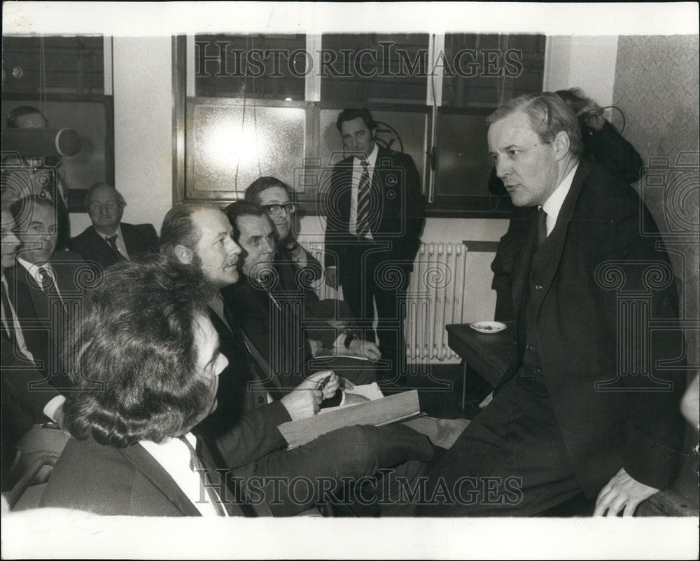 1974 Press Photo Anthony W Benn alks with union members - KSB59947 - Historic Images