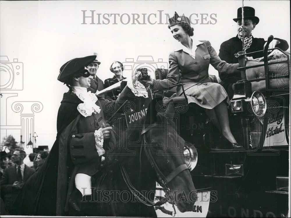 1950 Press Photo &quot;Dick Turpin&quot; impersonated By E.W.Meads &quot;Holds Up&quot; Stage Coach-Historic Images
