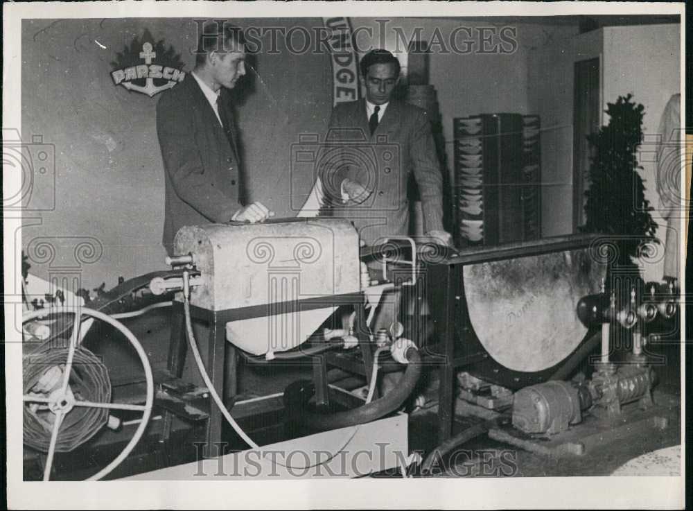 1951 Hose washing machine - Firefighters - Historic Images