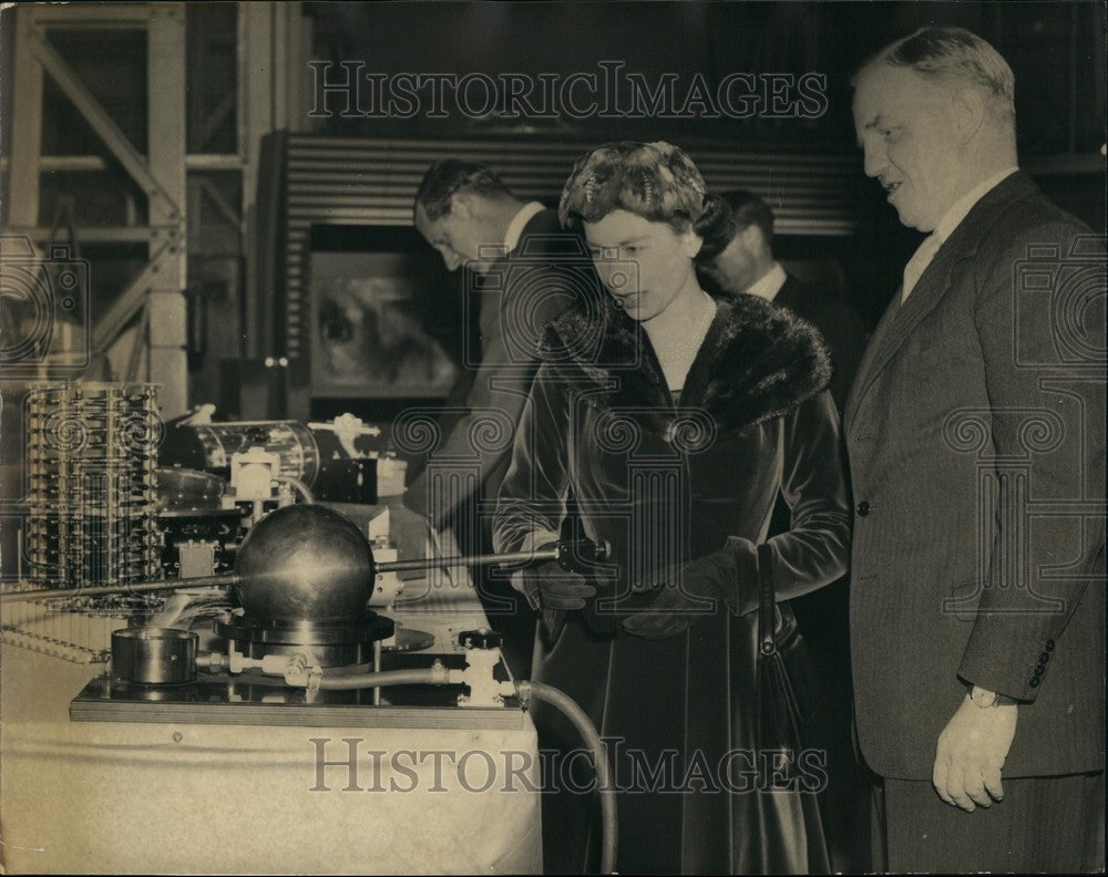 1957 Press Photo Queen &amp; Duke of Edinburgh Visit Atomic Energy Establishment-Historic Images