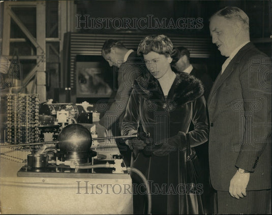 1957 Press Photo Queen & Duke of Edinburgh Visit Atomic Energy Establishment-Historic Images