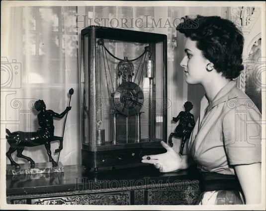 1954, Autumn Antique Dealer's Fair at Chelsea Town Hall - KSB60091 - Historic Images