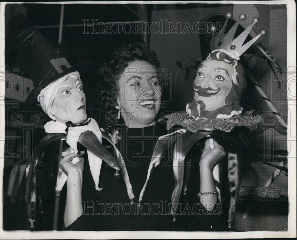 1954 Press Photo Sheila Coster at National Display Exhibition & Convention - Historic Images