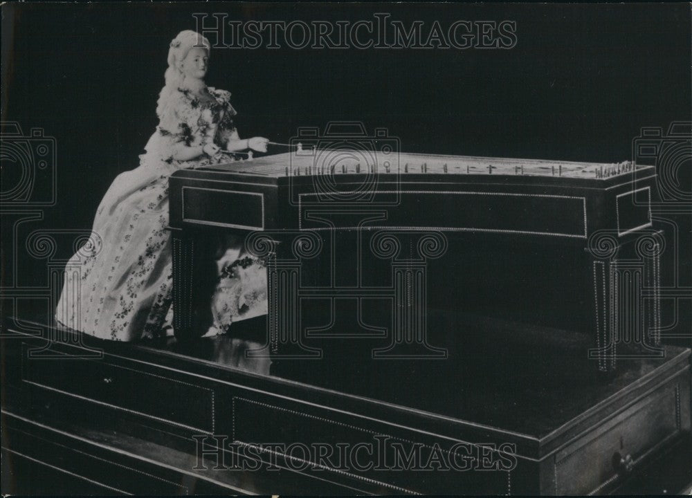 Press Photo Well dressed woman sitting at piano - KSB60097 - Historic Images