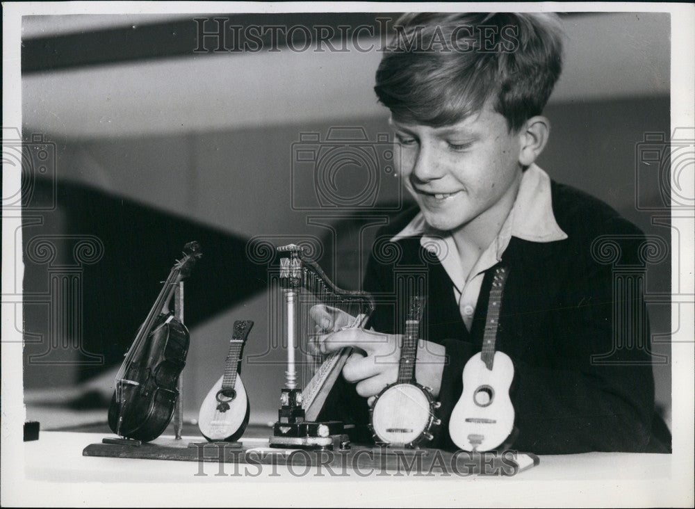 Press Photo The Model Engineer Exhibition,stringed instuments - KSB60117 - Historic Images