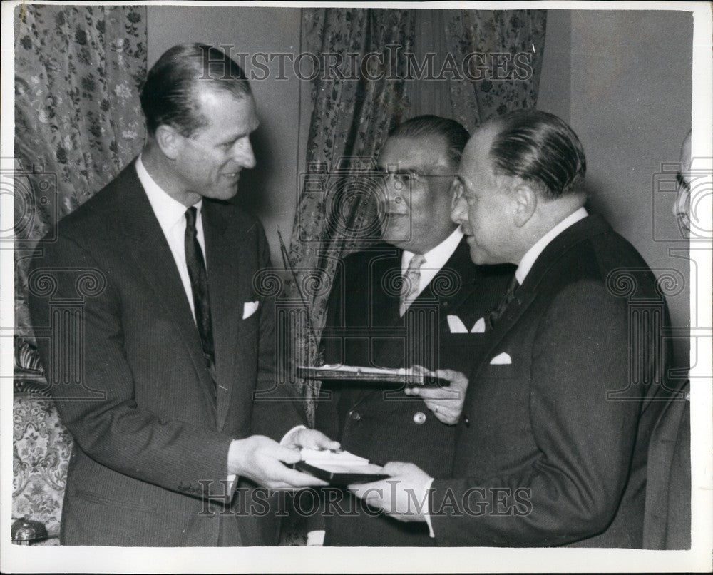 1962 Press Photo Prince Phillip Presents Gifts To President of Cambodia-Historic Images